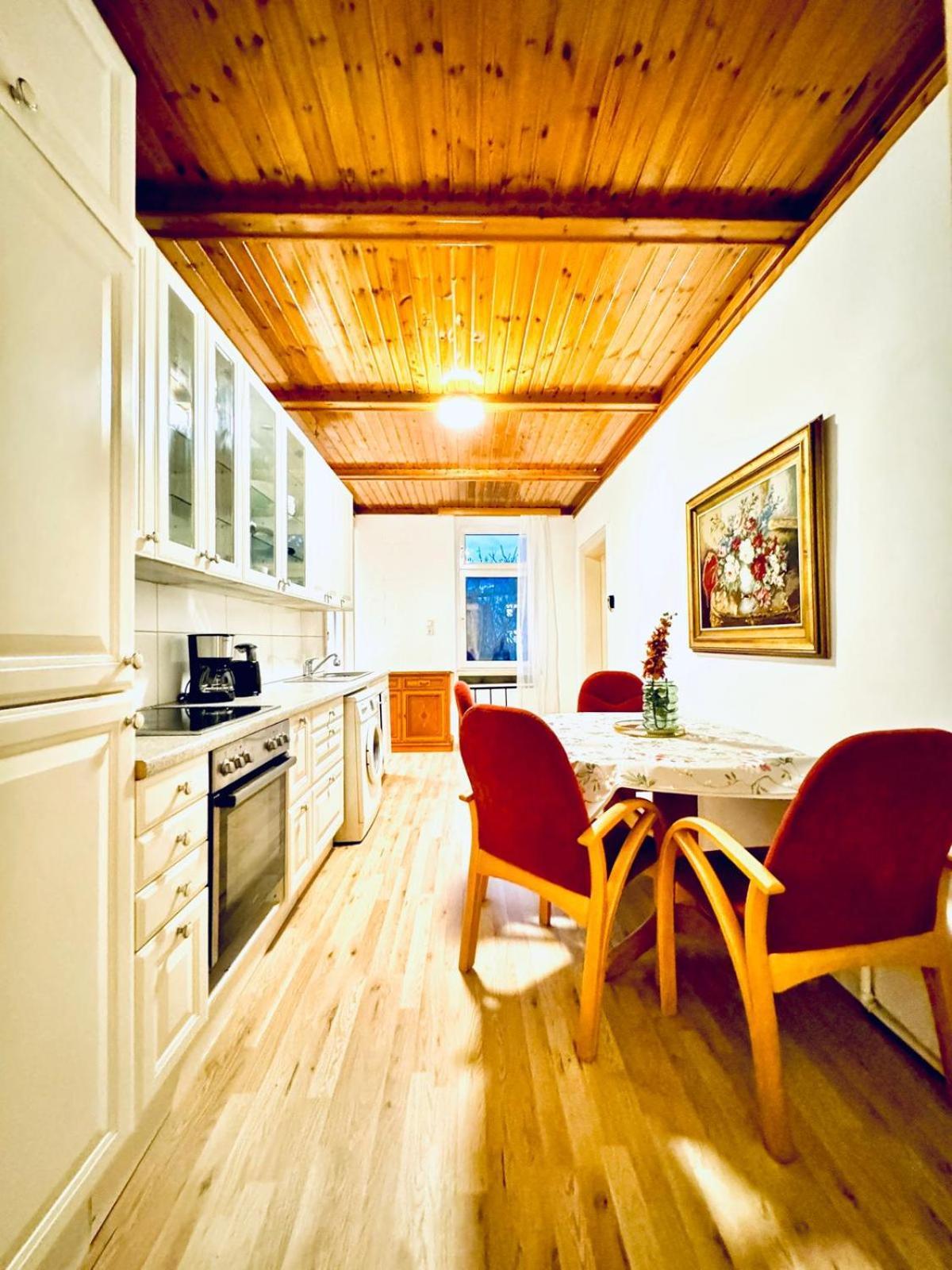 Appartement Amazing 4br Shared 10 Minute Walk To Fac Platz Wenen