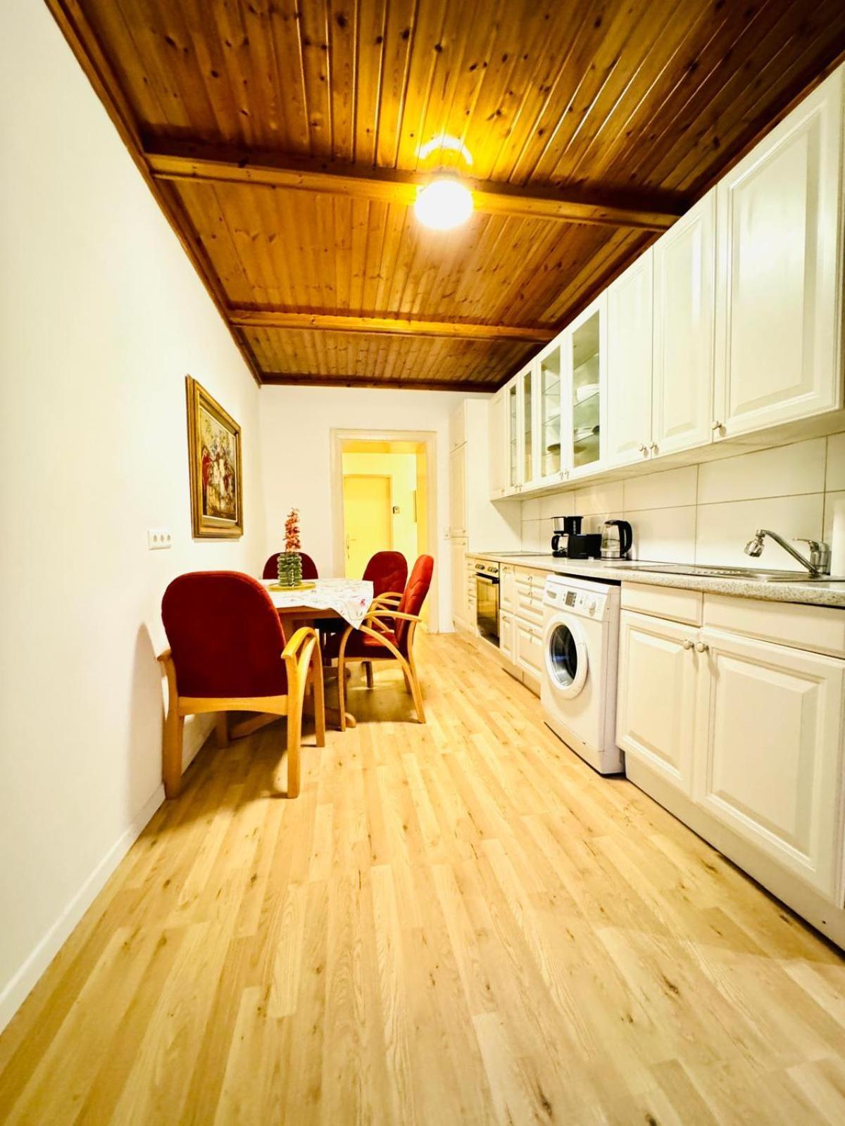 Amazing 4br Shared 10 Minute Walk To Fac Platz Appartement *
